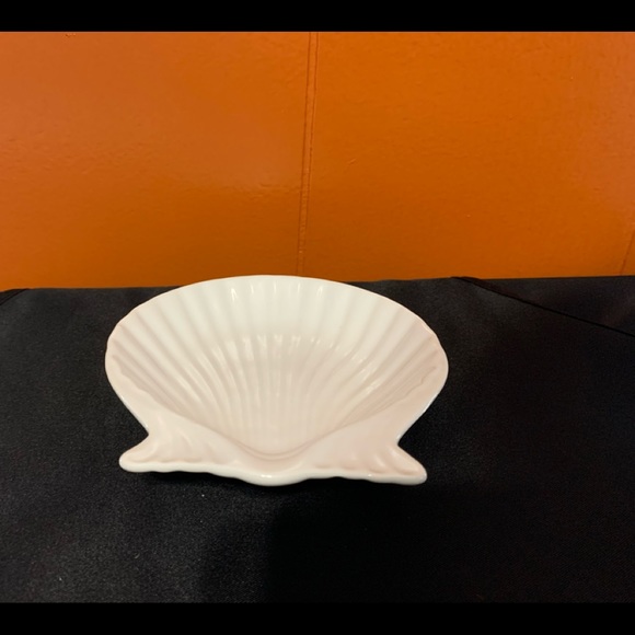 Bright White China Shell-Shaped Dish - Picture 6 of 14